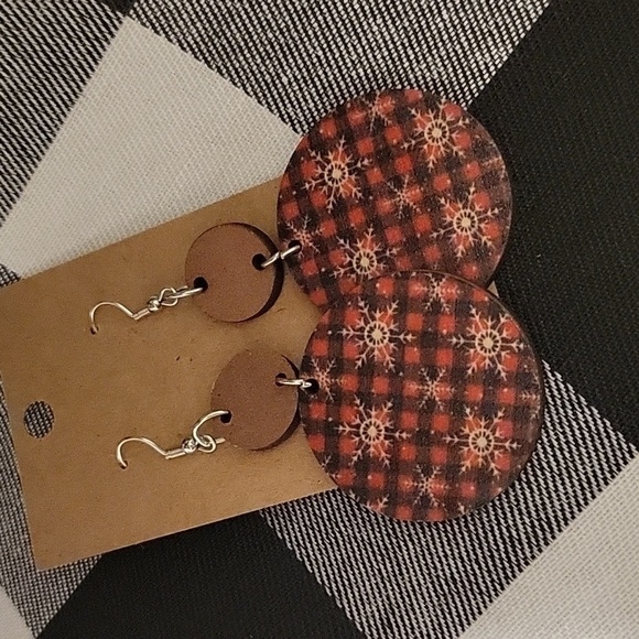 Handmade double sided 3in wooden circle, red & black plaid earrings New - Picture 2 of 3